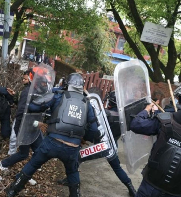 एमाले कार्यकर्ता र प्रहरीबीच झडप