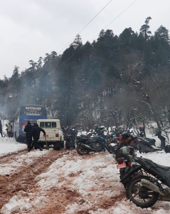 हिमपातका कारण मध्यपहाडी लोकमार्ग अवरुद्ध