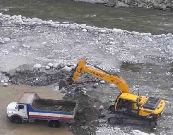 बन्दीपुरबाट अवैध नदीजन्य पदार्थसहित सवारीसाधन नियन्त्रणमा