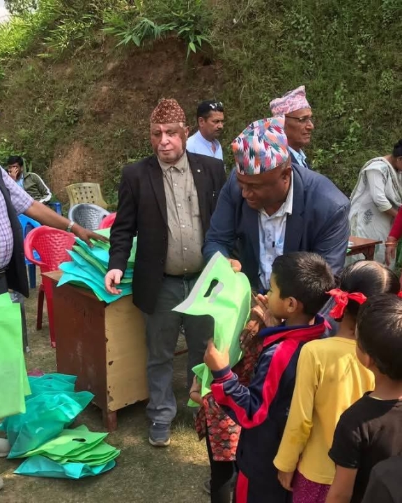 भगवती माध्यमिक विद्यालयका विद्यार्थीलाई पोसाक वितरण