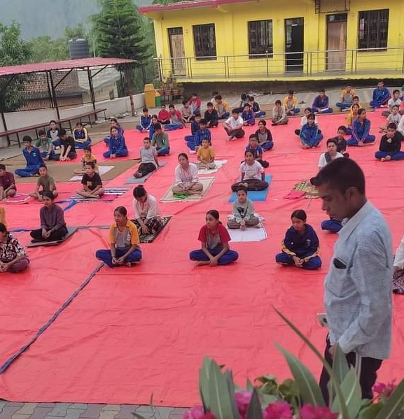 विद्यार्थीलाई योग प्रशिक्षण दिँदै गौरीशंकर