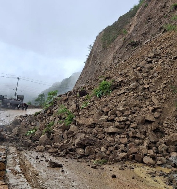 बाढीपहिरोबाट पृथ्वी राजमार्गसहित मुख्यसडक अवरुद्ध