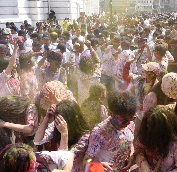 होलीमा कडाइ : मञ्च बनाएर सांगीतिक कार्यक्रम गर्न नपाइने