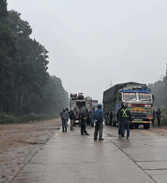 अवरुद्ध महेन्द्र राजमार्ग २४ घण्टापछि सञ्चालन