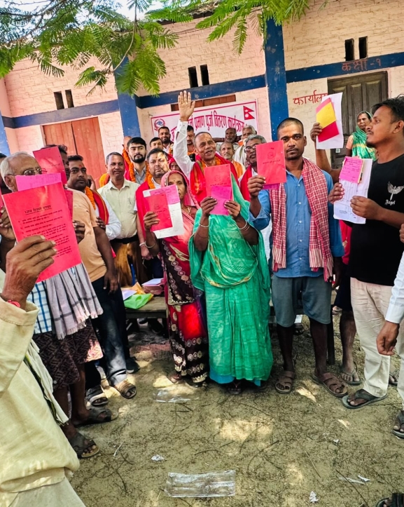 नापजाँच सकिएको ११ वर्षपछि धनुषाका २३३ परिवारले पाए लालपुर्जा