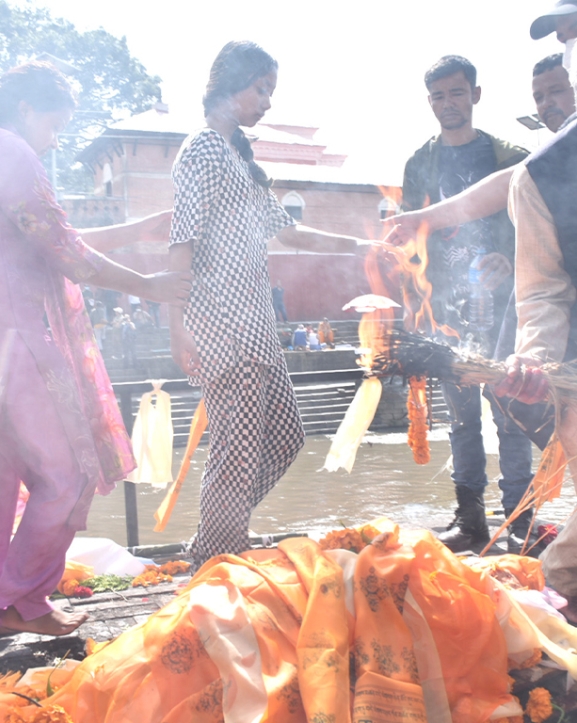 रसुवा बाढीमा सम्पर्कविहीन पत्रकार थामीको अन्त्येष्टि