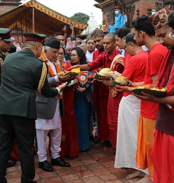 राष्ट्रपति पौडेलद्वारा कृष्णमन्दिरमा पूजाआराधना