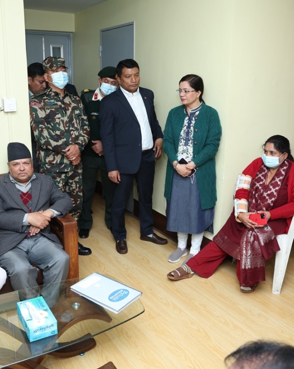 राष्ट्रपति पौडेलको स्वास्थ्य अवस्था बुझ्न प्रधानमन्त्री ओली अस्पतालमा