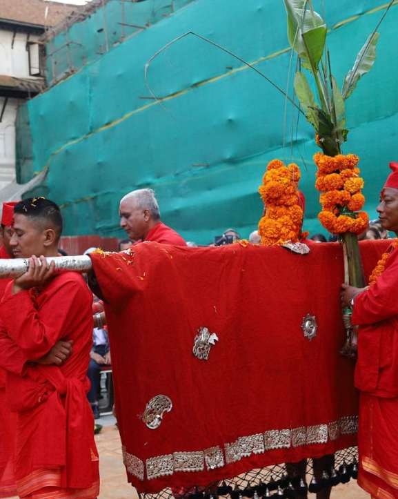 बिहीबार हनुमानढोका दशैं घरमा फूलपाती भित्र्याइँदै