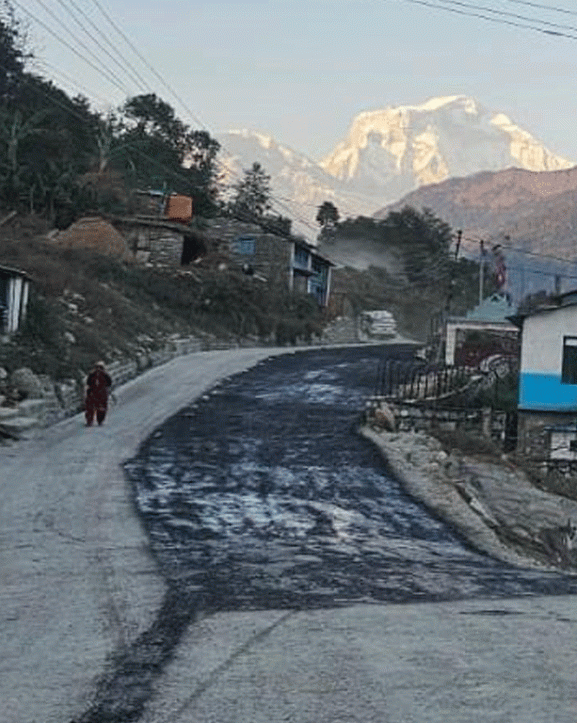 बेनी-पाखापानी सडक : किराखोर-नेप्टेचौर खण्डमा धमाधम कालोपत्र हुँदै