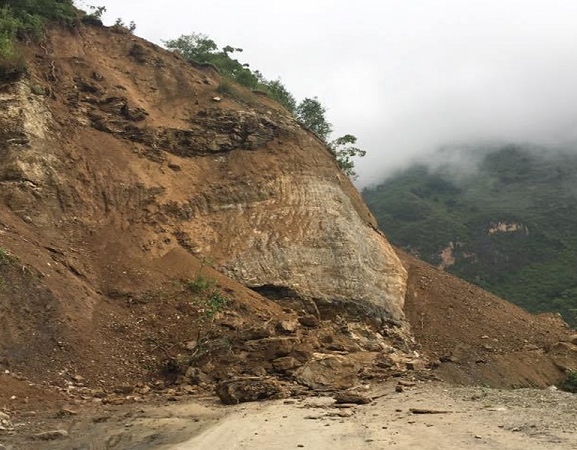 पहिरो खस्दा महाकाली लोकमार्ग अवरुद्ध