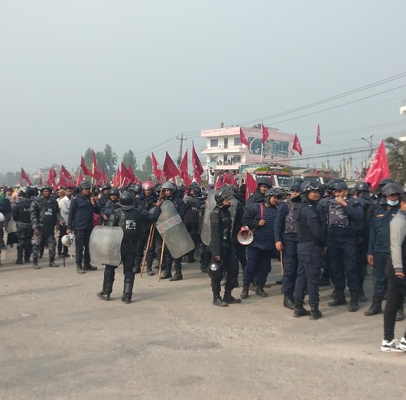 माओवादीद्वारा दुई घण्टा पूर्वपश्चिम राजमार्ग बन्द