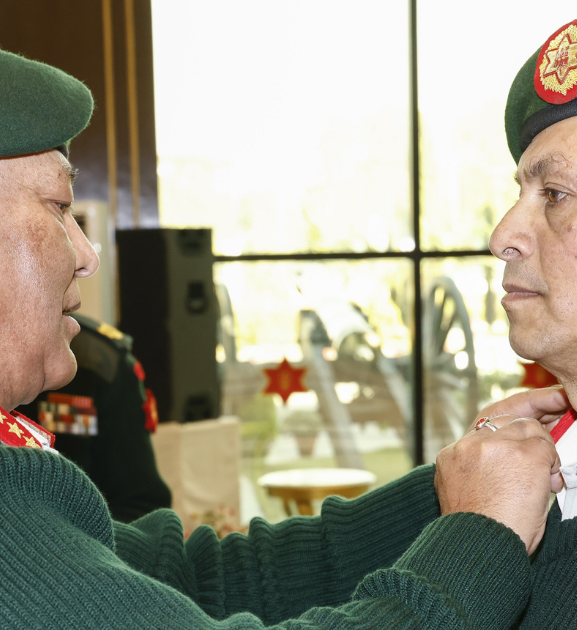 प्रधान सेनापतिद्वारा दर्ज्यानी चिन्ह प्रदान