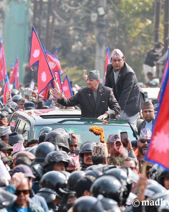 शुभेच्छुकको भिड छिचोल्दै पूर्वराजा ज्ञानेन्द्र विमानस्थलबाट निर्मल निवासतिर (तस्बिरहरू)