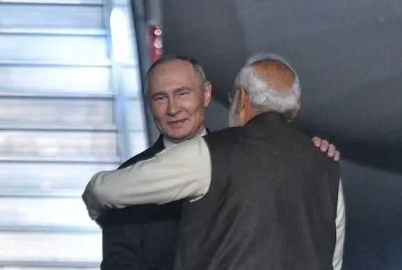 पुटिन–मोदीले मिलाए गला 