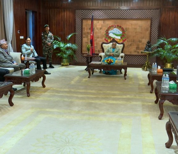 एमाले नेताहरुसँग प्रधानमन्त्रीको छलफल