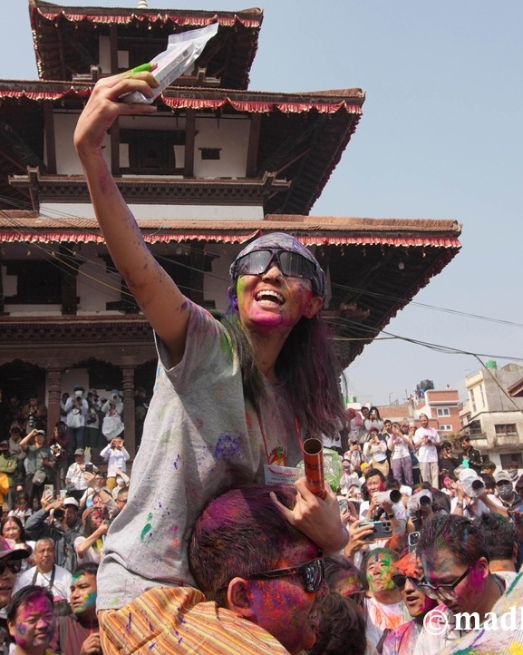 बसन्तपुरमा नेपालीसहित विदेशीले पनि मनाए होली (तस्बिरहरू)