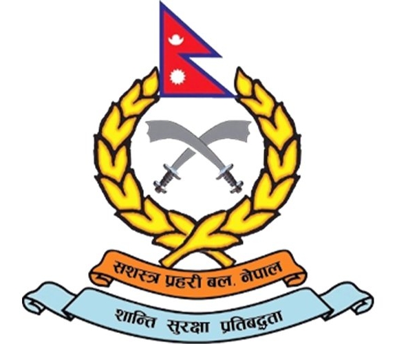 हिउँले ढाकिएको छाङरूमा पहरा गर्दै सशस्त्र