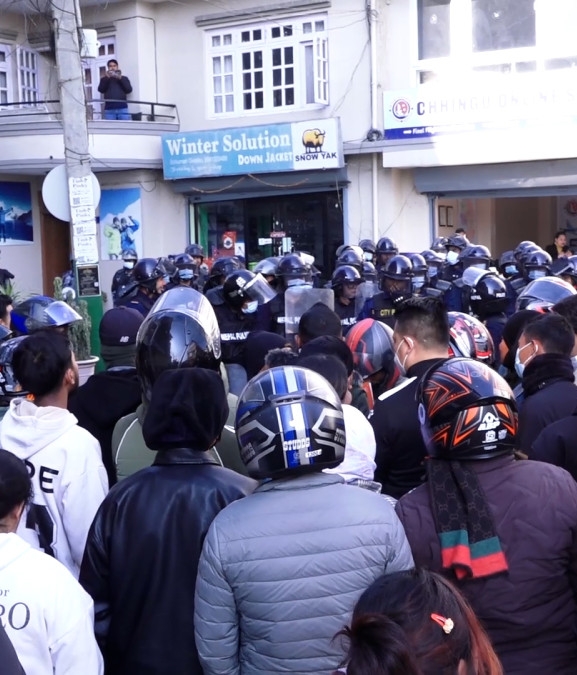 कोरिया पठाउनुपर्ने माग राख्दै इपीएस शाखा कार्यालयमा प्रदर्शन