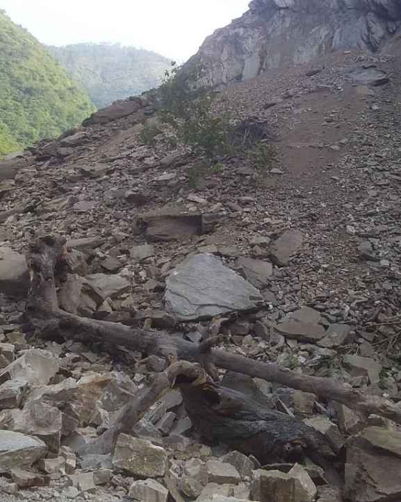 पहिरोले धादिङबेसी मलेखु सडक अवरुद्ध