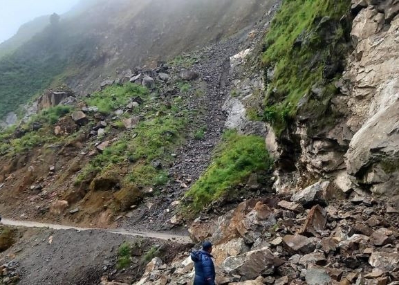 पहिरोले बेनी–जोमसोम सडकको म्याग्दी खण्ड अवरुद्ध