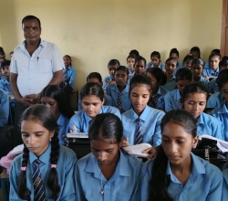 एउटै बेन्चमा ५ जनासम्म विद्यार्थी, पढाइ प्रभावित