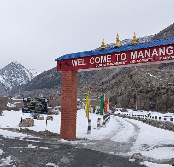 हिउँले सेताम्मे मनाङका मतदान केन्द्र