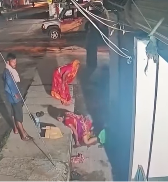 पैसा नहुँदा अस्पतालले भर्ना लिएन, गेटबाहिरै बच्चा जन्माइन्