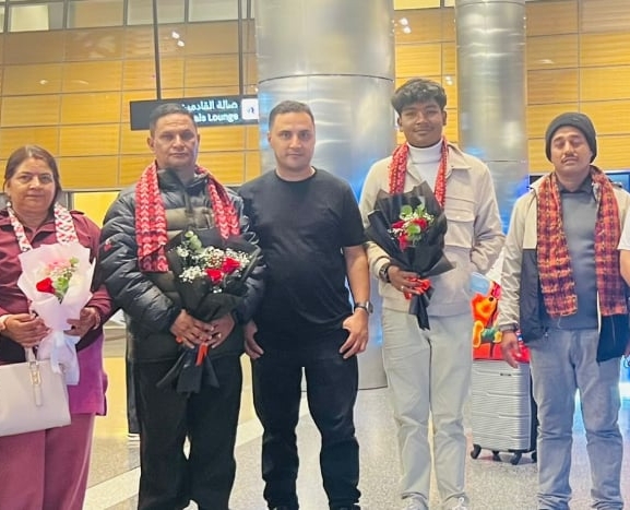 पर्वत समाज कतारको वार्षिकोत्सवमा शर्मा र सुनारले प्रस्तुति दिँदै