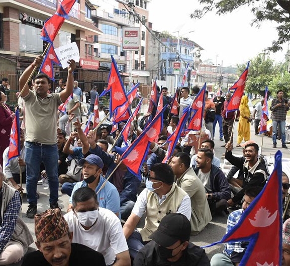 सडक प्रदर्शनमा उत्रिए दुर्गा प्रसाईंका समर्थक, रिहाइ गर्नुपर्ने माग 