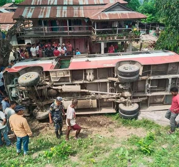 उदयपुरमा मलामी बोकेको बस दुर्घटना