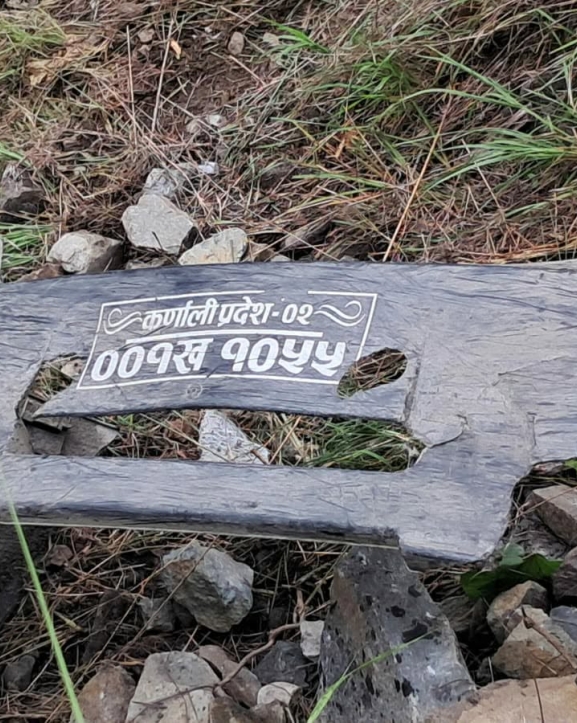 कर्णाली नदीमा खसेको गाडी अझै भेटिएन, खोज्दै गोताखोर