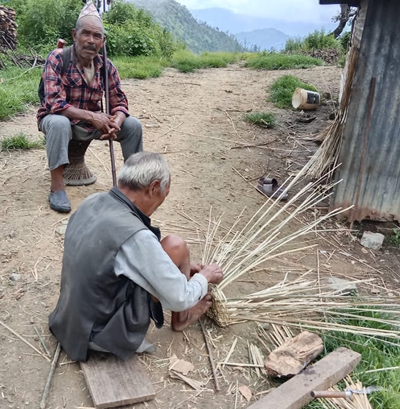 संरक्षणको अभावमा लोप हुँदै थुन्से बुन्ने पेसा