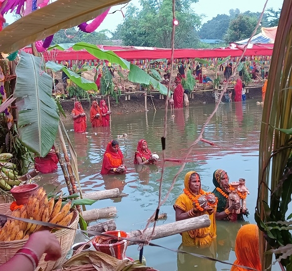 सिरहाको जयपुरमा छठ पर्व : उदाउँदो सूर्यलाई अर्घ्य अर्पण गर्दै समापन