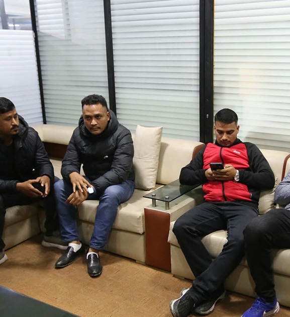 पत्रकार नवराज मैनालीलाई खोज्दै नयाँ पत्रिकाको कार्यालयमा सादा पोसाकका प्रहरी