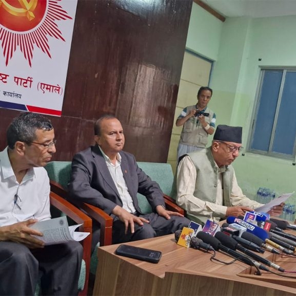 राष्ट्रको गौरवका रुपमा रहेको व्यक्ति कुनै दलमा आबद्ध हुन मिल्दैन : एमाले
