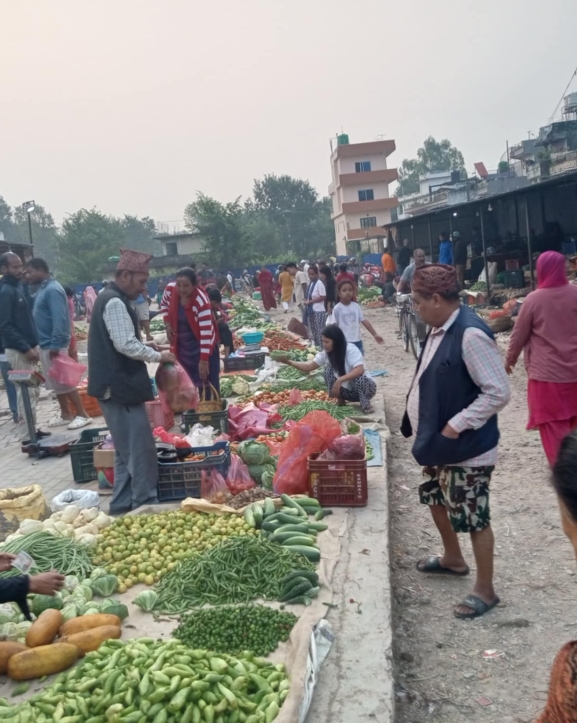 खेती गर्ने किसान, मूल्य ताेक्ने व्यापारी