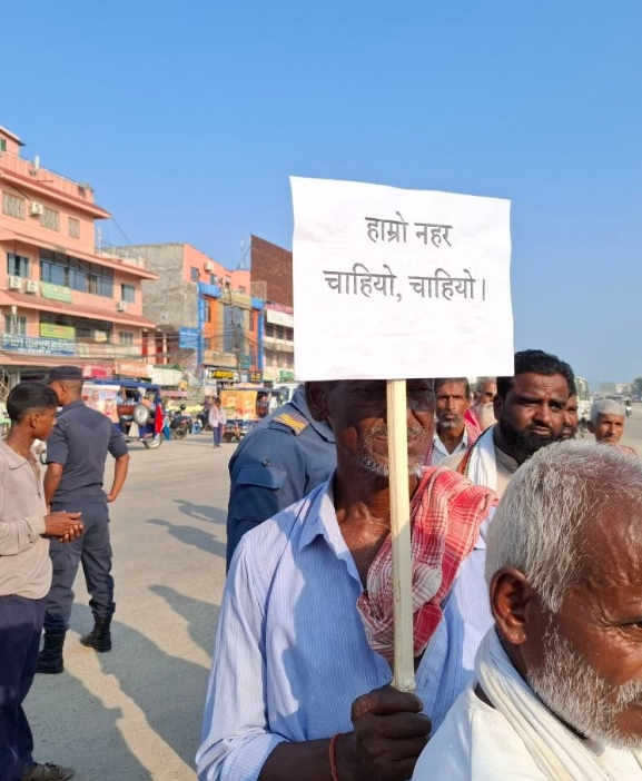 लहानमा किसानहरूको विरोध र्‍याली : 'सिँचाइ नहरलाई ढल बनाउन पाइँदैन'