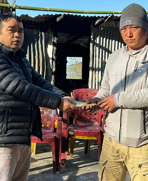 आगलागी पीडितलाई संखुवासभा समाज कतारको आर्थिक सहयोग