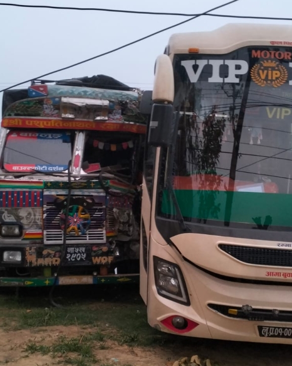 बस–ट्रक ठोक्किँदा एक महिलाको मृत्यु, तीन जना घाइते