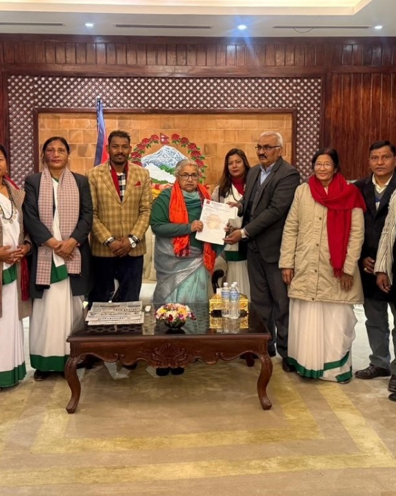 प्रधानमन्त्री कार्कीसँग थारू कल्याणकारिणी सभाको भेट