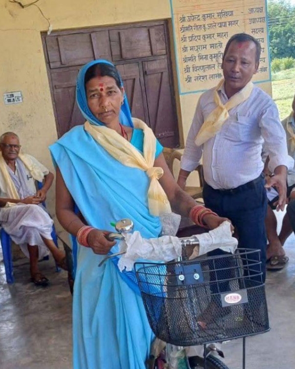 स्वास्थ्य स्वयंसेविकालाई साइकल वितरण