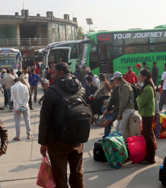 गाउँ फर्किए सात लाख मतदाता