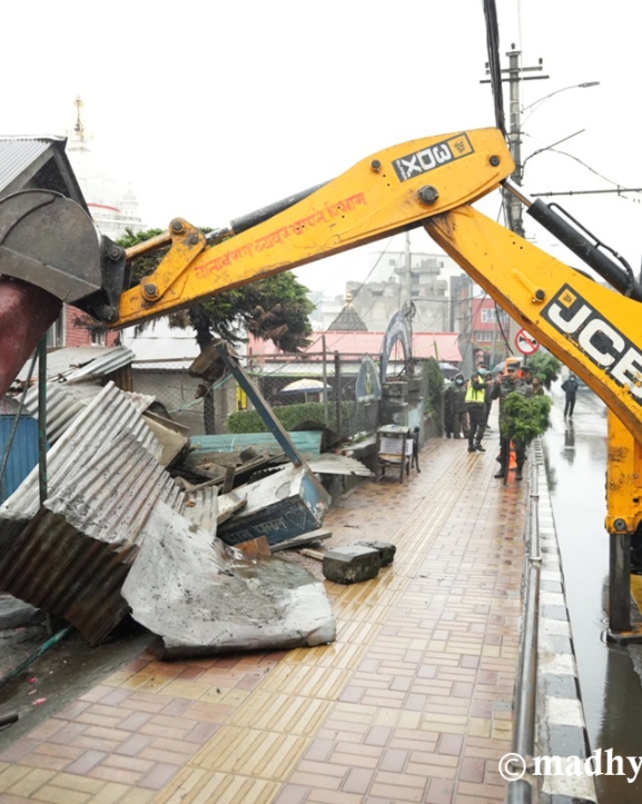 थापाथलीस्थित राम मन्दिर परिसरमा काठमाडौं महानगरपालिकाले चलायो डोजर (तस्बिरहरू)