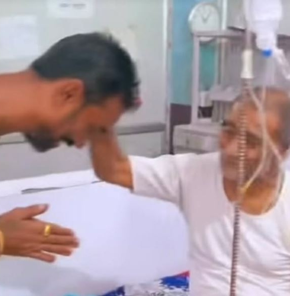 जेनजी आन्दोलनको एक वर्ष पूरा : गौर प्रादेशिक अस्पतालमा बिरामीका कुरुवालाई फलफूल र नगद सहयोग