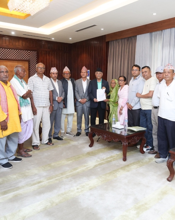 कोशीटप्पु वन्यजन्तु आरक्षका विस्थापित परिवारले प्रधानमन्त्रीलाई बुझाए ज्ञापनपत्र