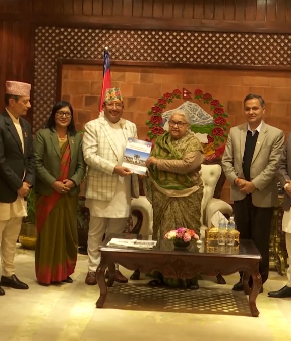 प्रधानमन्त्रीसमक्ष निर्वाचन आयोगद्वारा मत परिणामसहितको प्रतिवेदन पेस