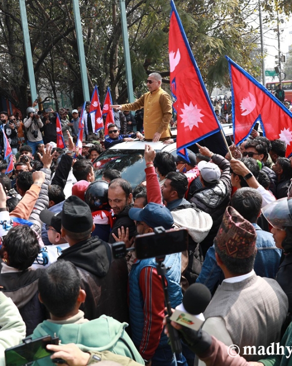 पूर्वराजा ज्ञानेन्द्रको स्वागतमा त्रिभुवन विमानस्थल बाहिर समर्थकहरूको भिड (तस्बिरहरू)