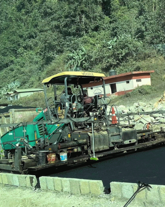 मुग्लिन पोखरा सडक : पश्चिम खण्डको मौरीओडारमा कालोपत्र थालियो