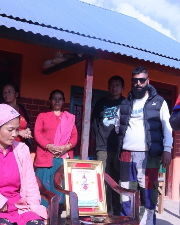 खानेपानीको अध्यक्षमा निर्वाचित भुसालले भेटे जेन्जी आन्दोलनमा सहिद भएका सारुको परिवार